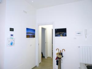 佩斯卡拉appartamento fronte mare的墙上挂有白色墙壁和照片的走廊