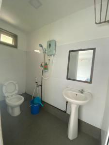 马六甲乐图度假屋的一间带卫生间、水槽和镜子的浴室