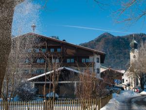 格拉绍Hotel-Gasthof Sperrer的一座山地雪地建筑