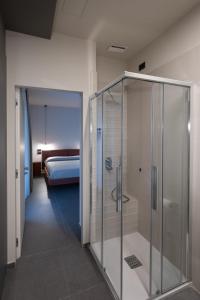 维罗港BBCUBE的卧室的玻璃淋浴间