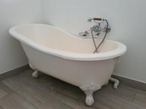 普利登堡湾Plett57 - Self Catering - Room No2的浴室内设有一个白色浴缸