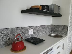 普利登堡湾Plett57 - Self Catering - Room No2的厨房配有水槽和红茶壶