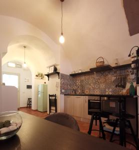 梅萨涅The 'Ferdinando' refuge的厨房以及带桌子的用餐室。