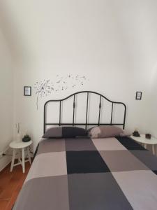 梅萨涅The 'Ferdinando' refuge的一间卧室配有一张黑白床和两张桌子