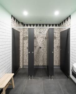 钱塔达Dpaso hostel的浴室设有黑色门和木制长凳