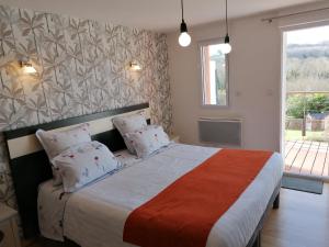 杜瓦讷内莱斯梯田杜里斯酒店的一间卧室设有一张大床和一个窗户。