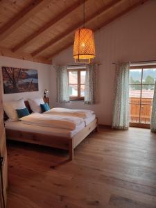 巴特海尔布伦Landhaus Hutter的一间卧室设有一张大床和一个大窗户