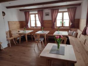 巴特海尔布伦Landhaus Hutter的客房设有桌椅和窗户。