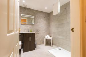 普雷斯顿Fulwood Heights Apartments的带淋浴、盥洗盆和卫生间的浴室