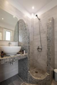 卡特瑞杜斯洛多斯酒店的一间带水槽和淋浴的浴室