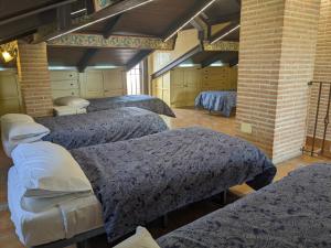 拉耶斯Villa El Rosal del Pozo, a 5 minutos de Puy du Fou的一间客房内的四张床