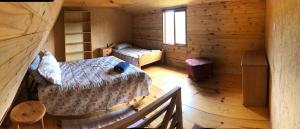 维奥康德马奥Chalé Koch的小木屋内带两张床的房间