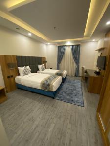 吉达PRIMOTEL Elite As Salamah的酒店客房设有两张床和电视。