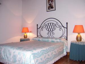 莱昆韦里Casa Rural Barbonea的一间卧室配有一张床和两张台灯。