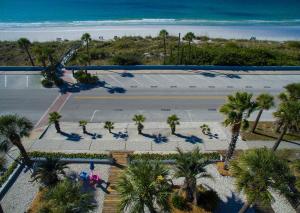 圣徒皮特海滩Sabal Palms Inn的享有棕榈树网球场的空中景致