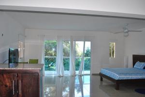 海地角Vue Apartment Hotel的客厅设有床和大窗户