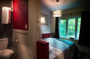 Saint-Raymond七岛港拉克庄园宾馆的一间小卧室,配有床和窗户