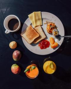 La MaretaLos Amigos NEST hostel的一盘早餐食品和一杯咖啡