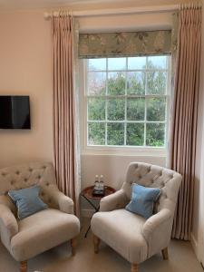 Weston SubedgeThe Seagrave Arms的客厅配有两把椅子和窗户