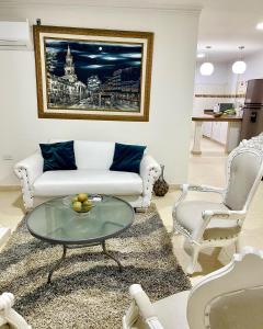 卡塔赫纳Casa Dimares的带沙发和咖啡桌的客厅