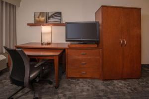 阿林顿阿灵顿罗斯林万怡酒店的酒店客房配有书桌、电视和椅子