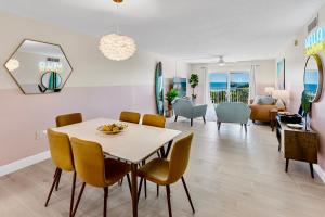 可可比奇Cocoa Beach Towers的用餐室以及带桌椅的起居室。
