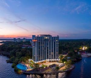 马瑙斯Cobertura Presidencial Tropical Hotel的水面上一座大建筑的空中景观