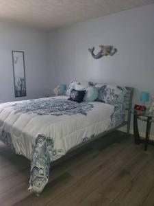 印第安纳波利斯Cozy Indy Home的一间卧室配有一张带蓝白色毯子的床