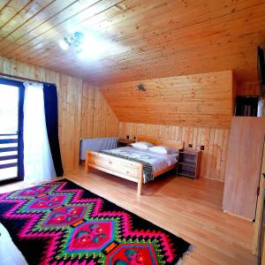 BrebCasa Petran的小木屋内一间卧室,配有一张床