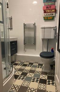 佩伦波斯Dunes View - Atlantic Bay的浴室设有卫生间,铺有黑白瓷砖。