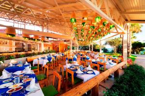 贝莱克贝尔康提度假酒店的餐厅设有桌椅和蓝色的桌子