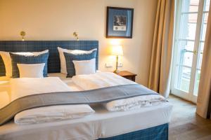 Leitheim莱森姆城堡酒店的一间卧室配有一张大床和蓝色床头板