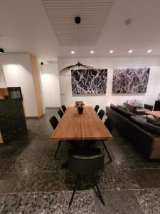 霍夫克莱塔赛尔别墅的一间带木桌和沙发的用餐室