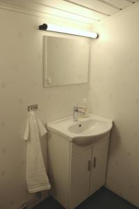 奥胡斯Kärraton Stugor的白色的浴室设有水槽和镜子