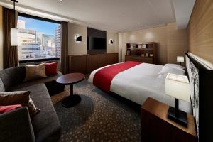东京芝公园酒店的酒店客房设有一张大床和一张沙发。
