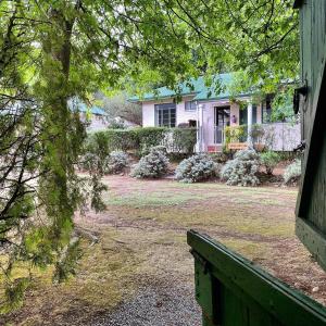 海姆维尔Mkomazana Mountain Cottages的一个带栅栏的院子的房子