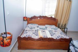 NyaruginaURUGANO VIRUNGA PALACE的一间卧室配有一张木床和木架