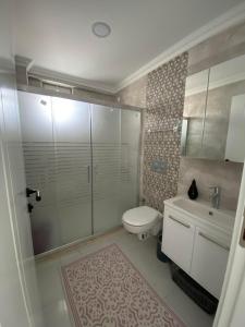 达拉曼CEYLANHOUSE的带淋浴、卫生间和盥洗盆的浴室