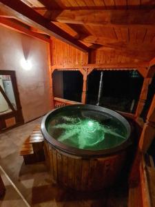 舒加塔格盐矿镇Casa OLD BRICK的客房内的大型木制浴缸,配有绿水