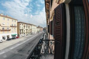 维罗纳Residenza al Castello的从大楼的阳台上可欣赏到街道景色