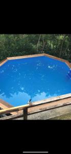 特雷莫西内casa Panoramica的木制甲板上的一个蓝色的大水池