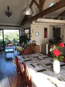 拉罗谢尔Le Bayanas的用餐室,配有鲜花桌
