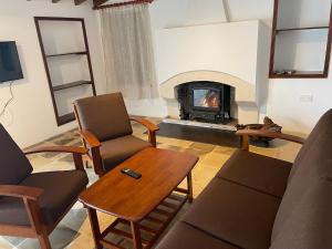 奥莫多斯奥莫佐斯卡托伊度假屋的带沙发和壁炉的客厅