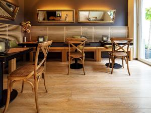 汉堡MY PLACE Hotel的用餐室配有木桌和椅子