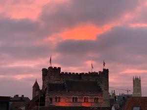 根特Great的日落时在城堡顶部有两面旗帜