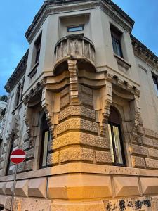 雷焦卡拉布里亚PALAZZO FIACCADORI - Historical Palace的一座建筑的侧面设有螺旋楼梯