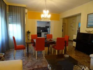 佛罗伦萨Appartamento Aurora的客厅设有餐桌和橙色椅子