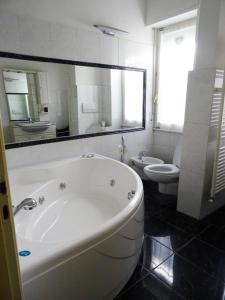 佛罗伦萨Appartamento Aurora的白色的浴室设有浴缸和卫生间。