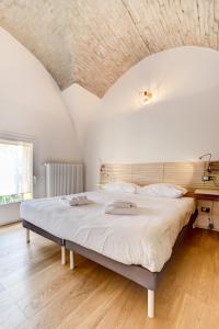 博洛尼亚Appartamenti a Villa Saltarelli vicino all'aeroporto的铺有木地板的客房内一张大床