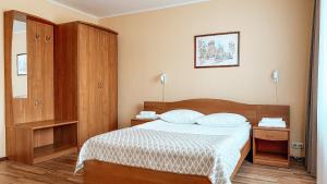 科纳科沃Konakovo Hotel的一间带床和橱柜的小卧室